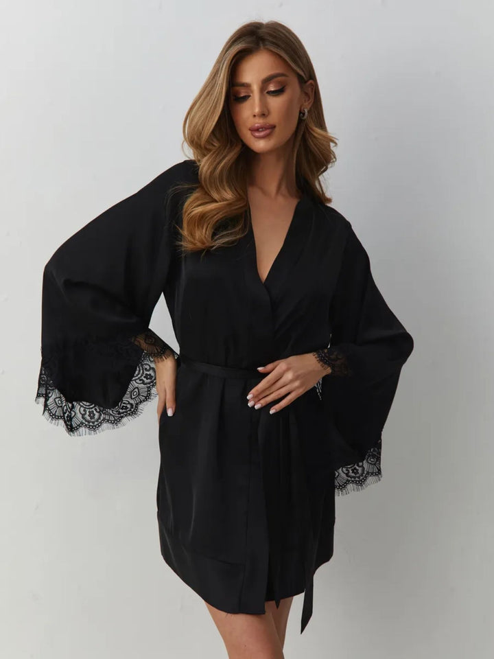 Caelina – Schwarzer Hauch aus Satin und Spitze