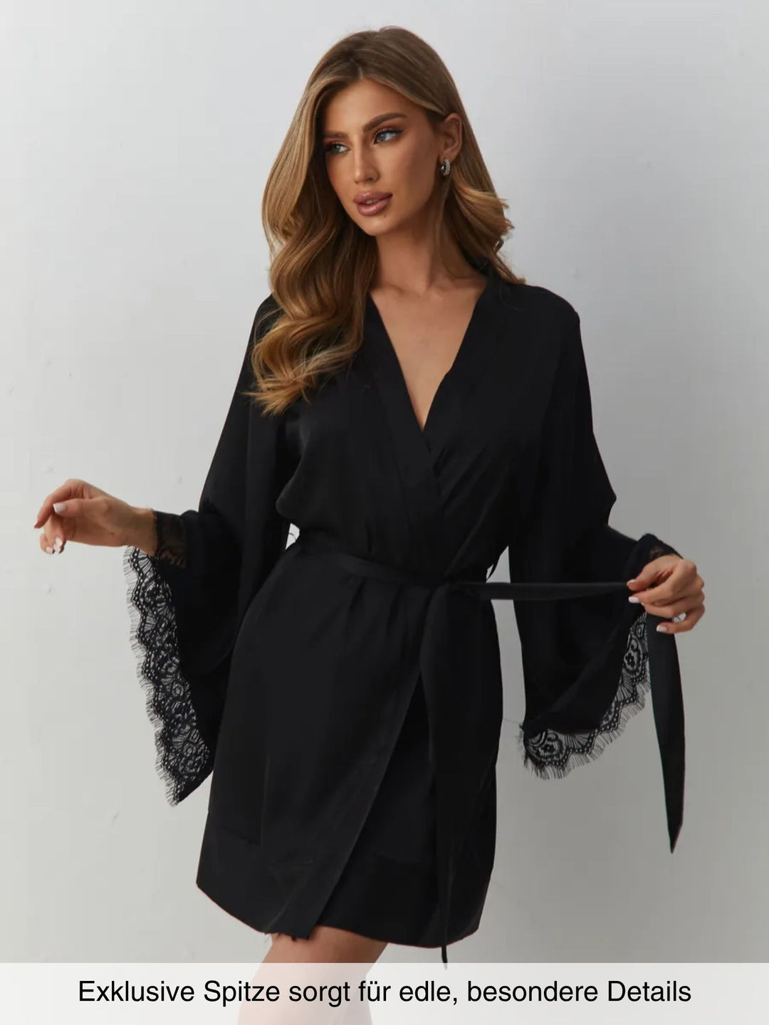 Caelina – Schwarzer Hauch aus Satin und Spitze