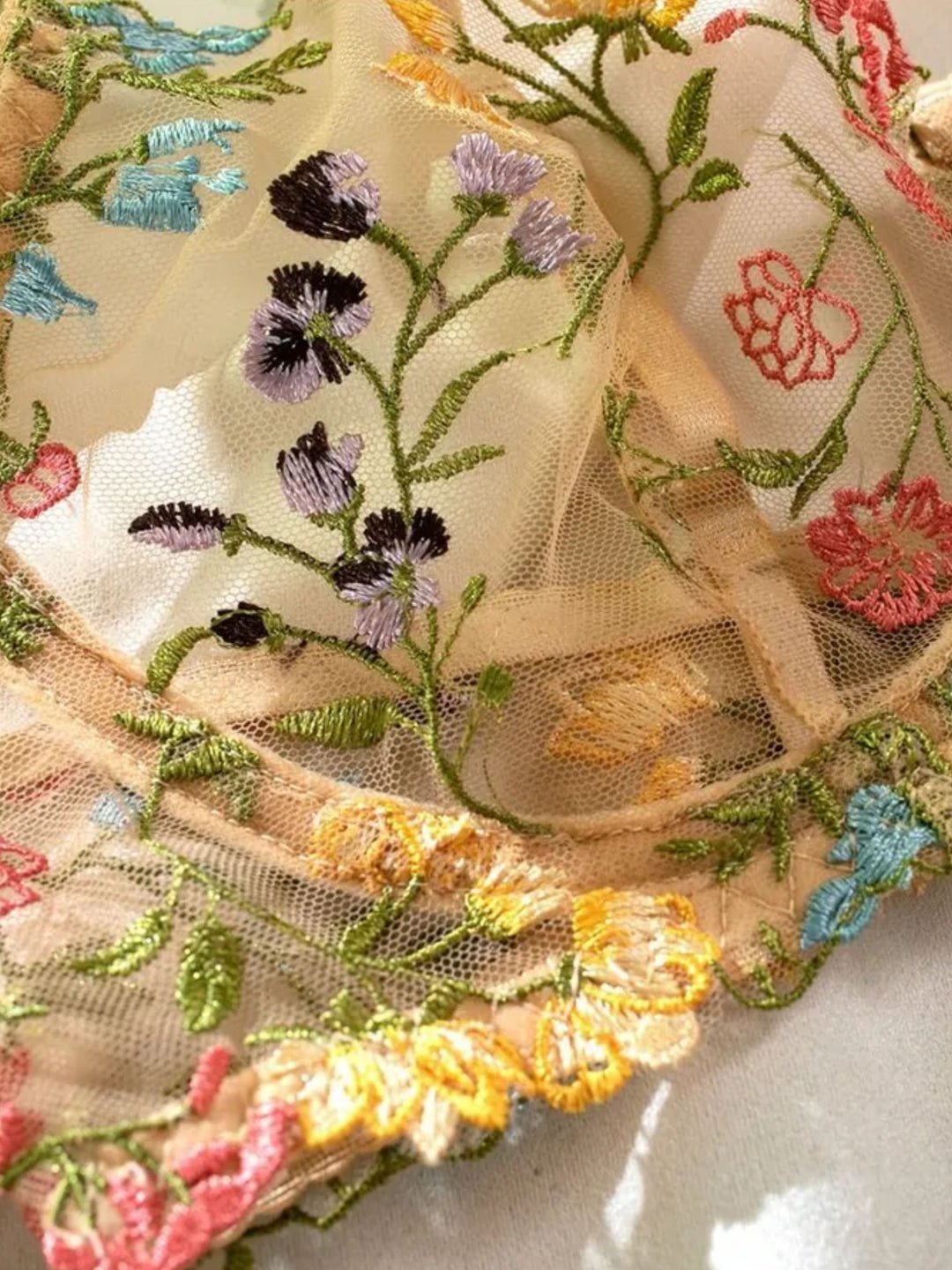 Eliane – Sommerliche Stickerei für Leichtigkeit & Feminität