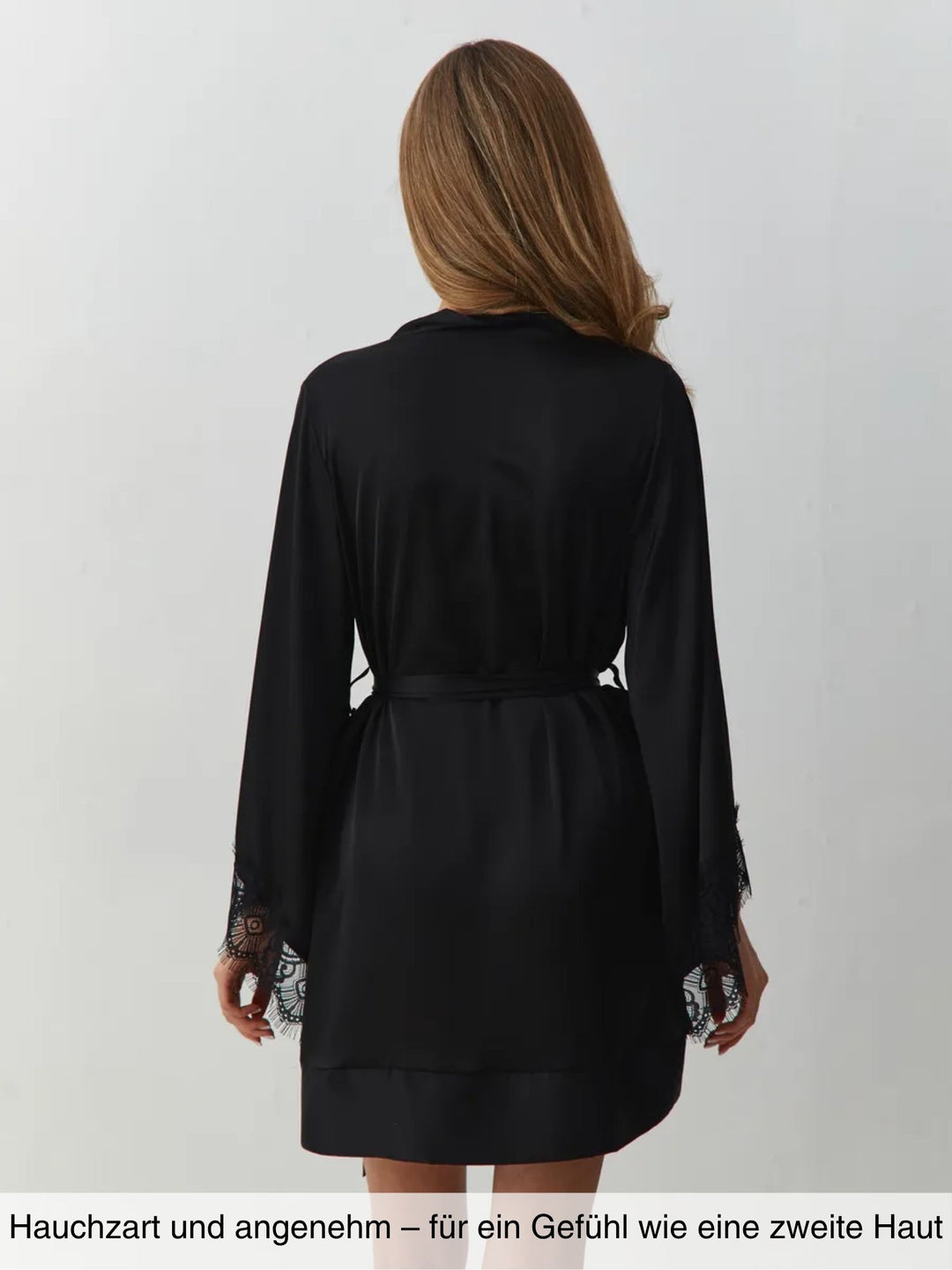 Caelina – Schwarzer Hauch aus Satin und Spitze